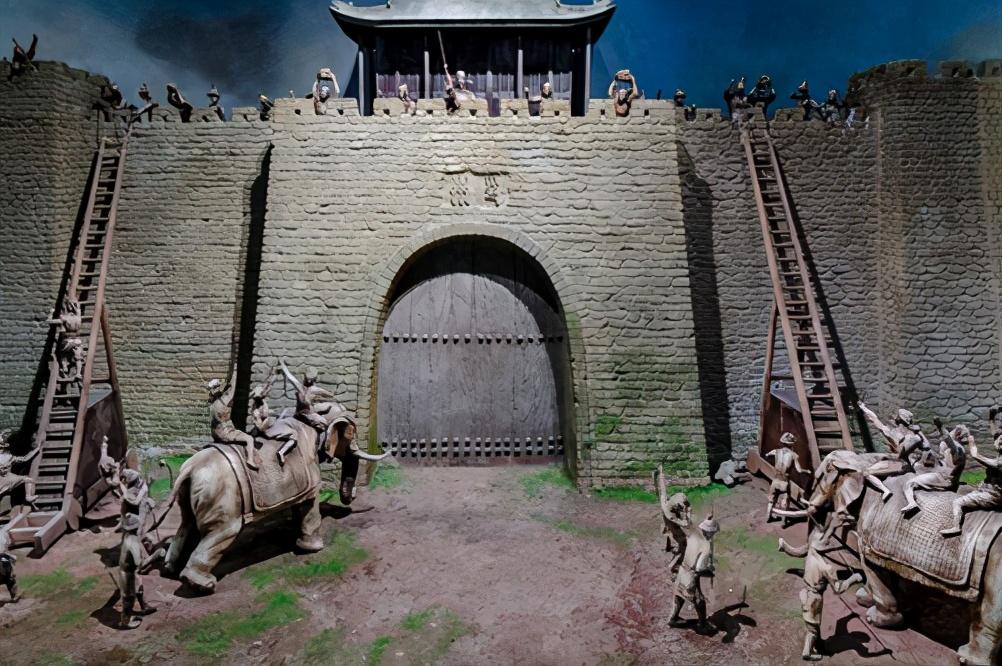 古代士兵攻城时,架起个云梯就冲锋,难道不会被守城士兵推倒吗?_凤凰网