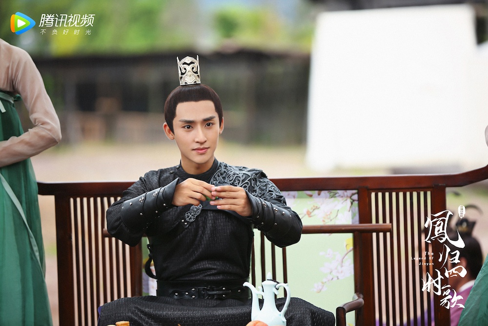 开播当日弹幕和评论区网友纷纷留言表示"很喜欢张赫的古装扮相","为了