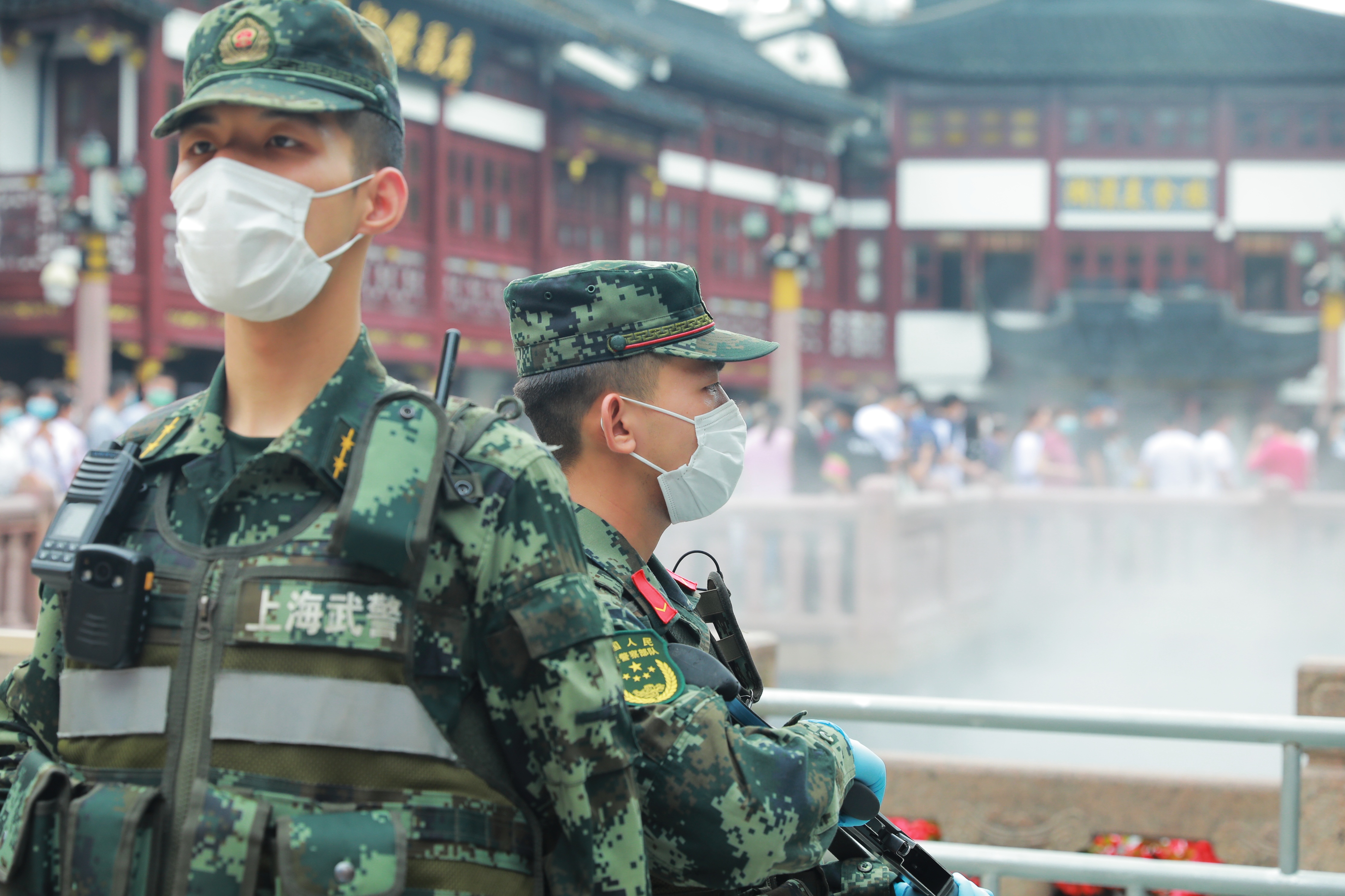 端午期間在上海遊玩時邊走路邊玩手機,可能會被武警戰士這樣提醒