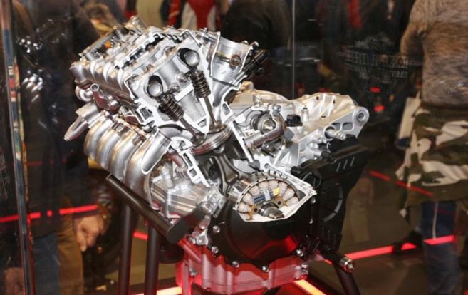 cbr1000rr-r/sp最大的升级重点在于本田全新开发的直列四缸发动机,在