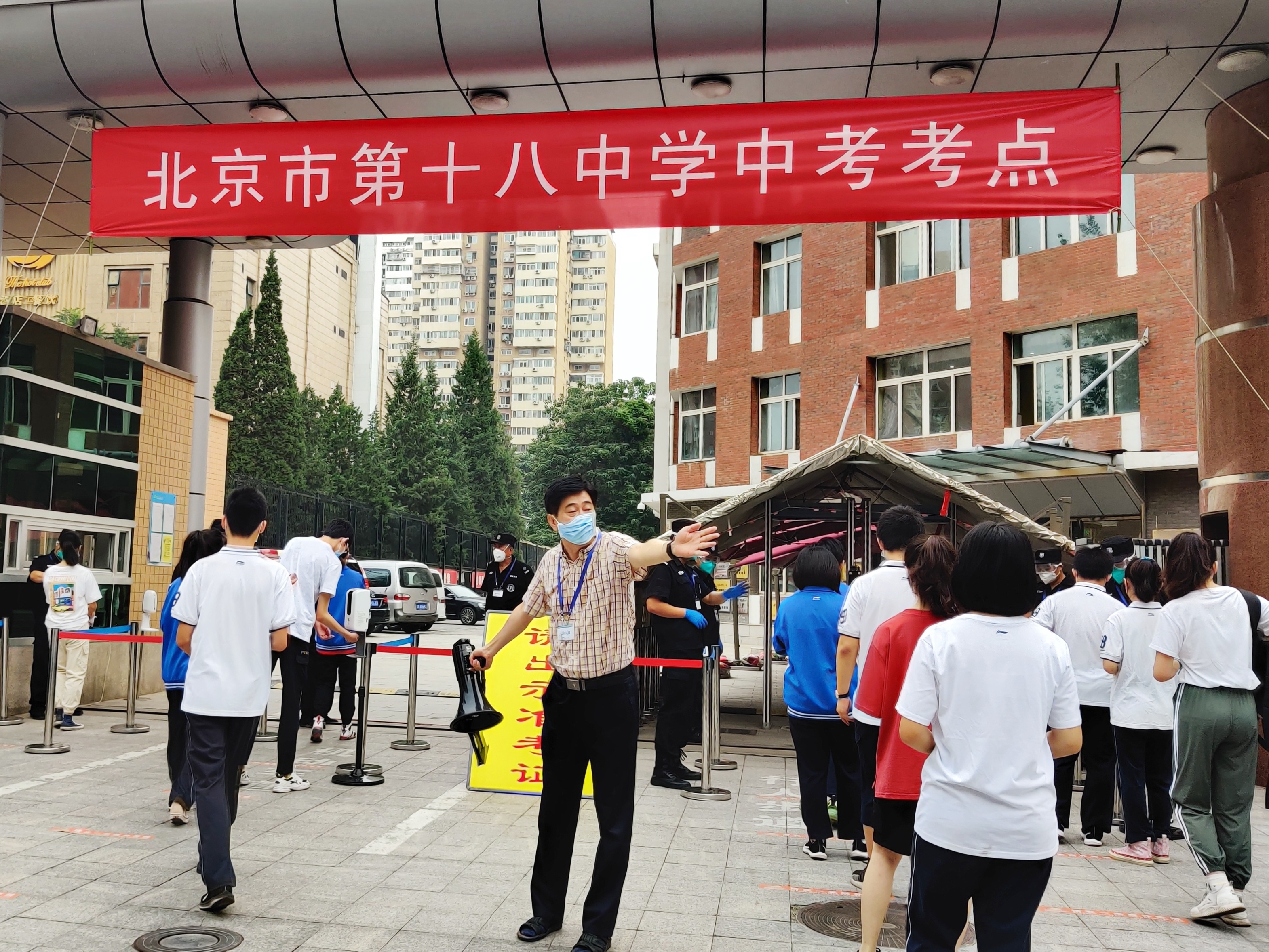 7月17日7:30,北京市第十八中学考点考生开始进场.