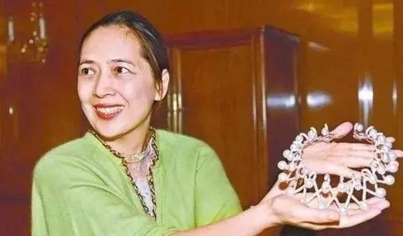 总身家过10亿的宝咏琴,曾是排名香港第二的女富豪.