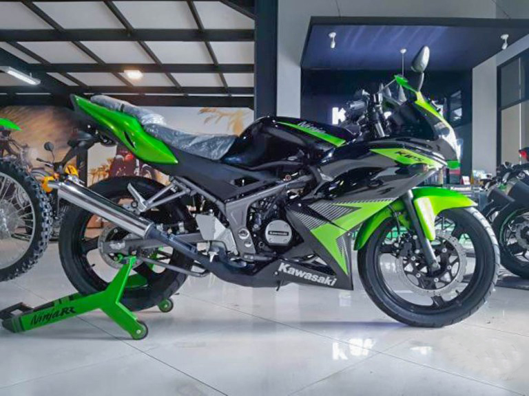 停产的二冲车型 川崎ninja150rr全新车拍卖 只要3万