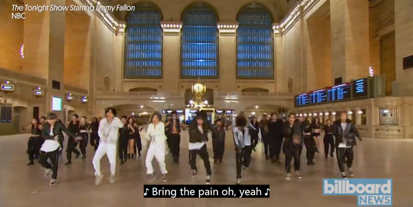 今年2月,BTS在纽约中央车站现场演出