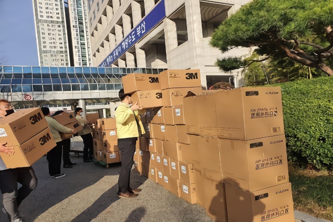 捐赠50万只口罩后，上海再向韩国釜山市送去7万只口罩