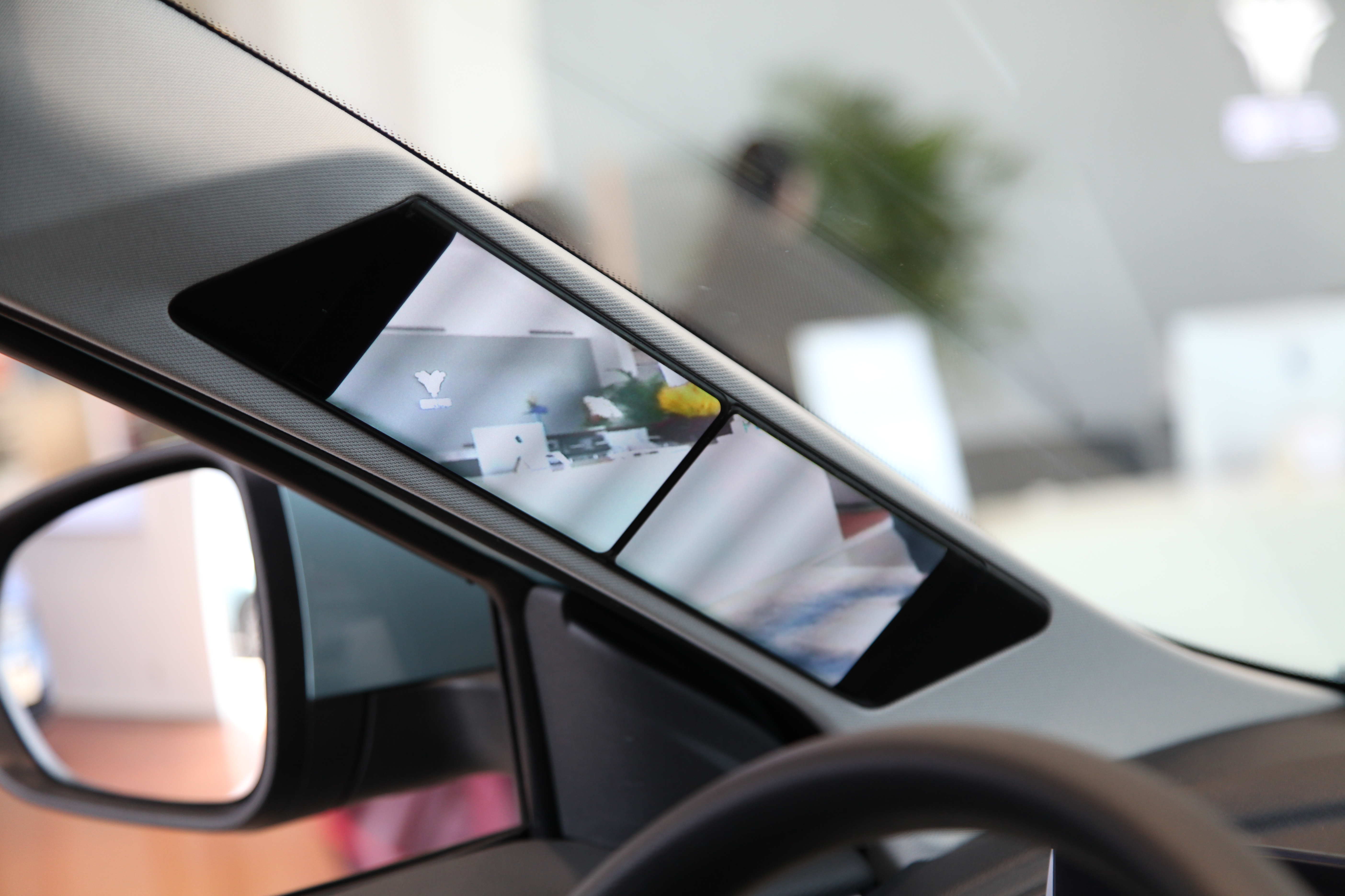 全球首创透明a柱 nedc续航500km 哪吒u的新玩法到底实不实用?