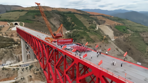 中老昆万铁路元江双线特大桥合龙 创世界纪录