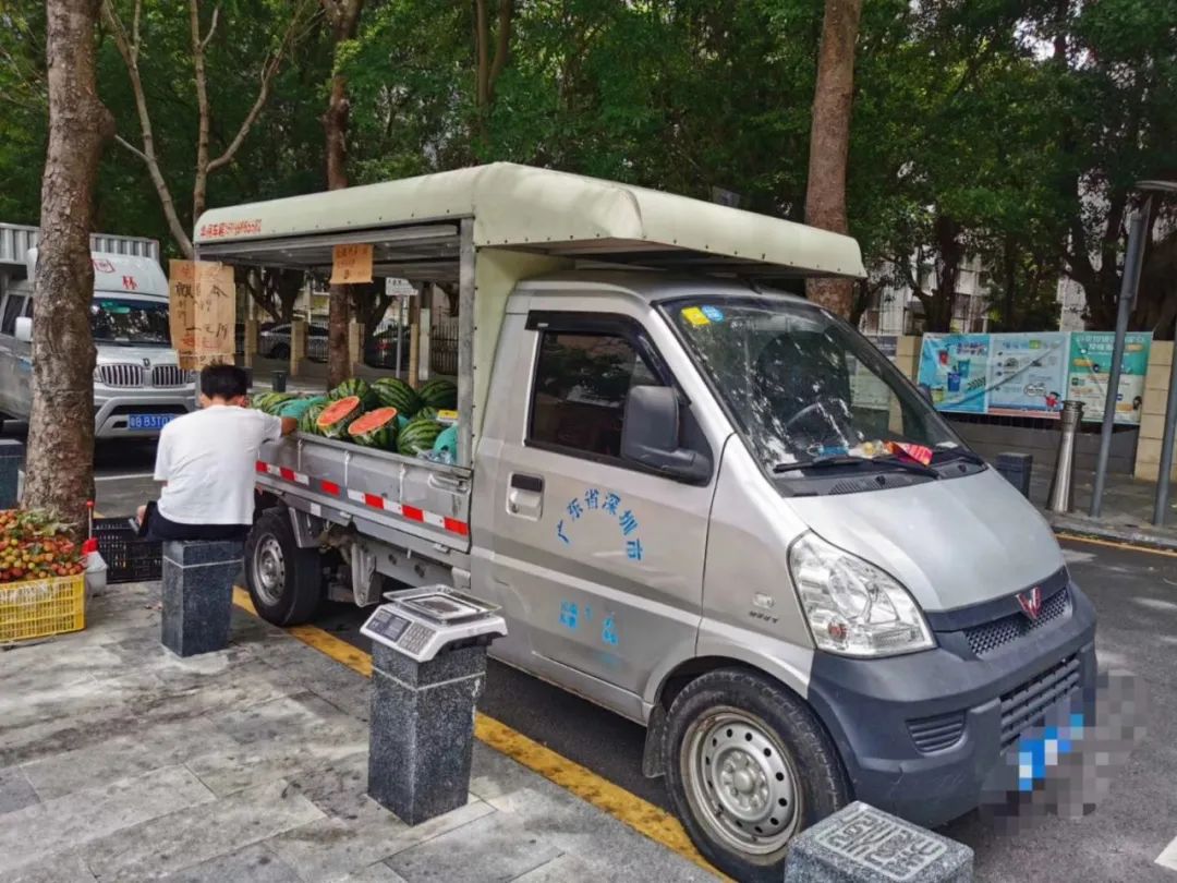 摄于深圳街头,一位用五菱货车摆摊的小贩