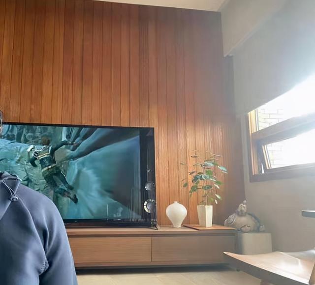 蒙嘉慧罕秀恩爱 和郑伊健宅家打游戏 5千万豪宅内景也曝光 甜甜新闻