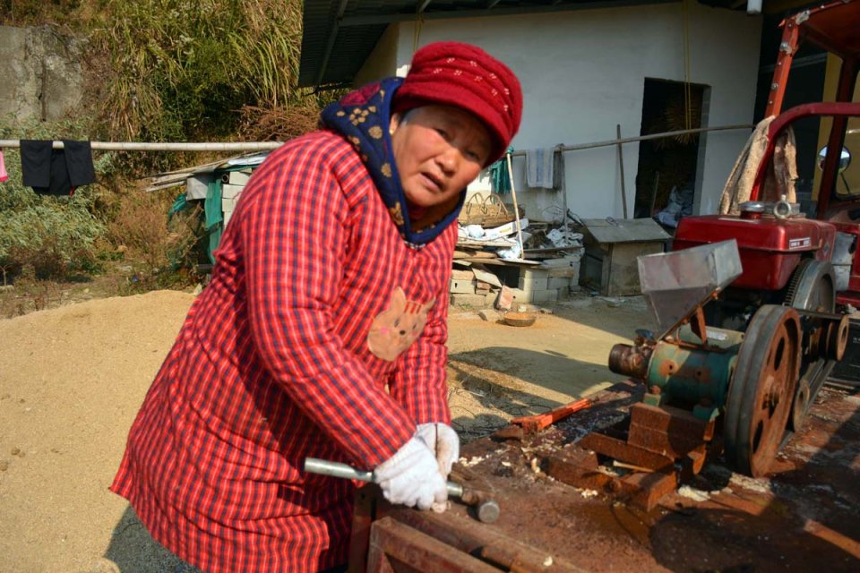 儿子去世,66岁大妈整天以泪洗面,老伴却"逼"她干活