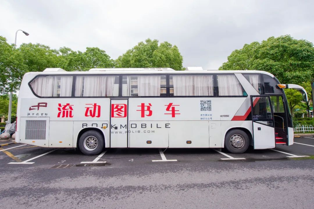 昨天上午10:30,浦东图书馆流动图书车驶入金桥大拇指广场.