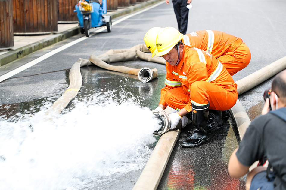 上海举行防汛防台专项演练,新增潜水作业抢险科目