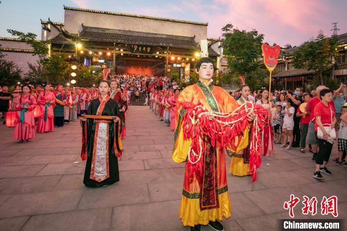 主祭讀祝,焚燒祝文,祭天敬地,禮行叩首,同現場觀眾一起祭祀祈福.