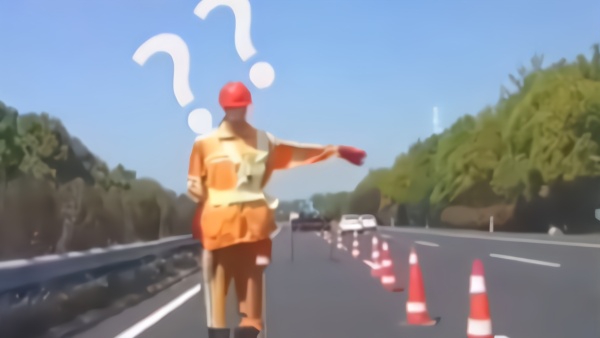 依赖自动驾驶，南京男子高速上撞进施工区