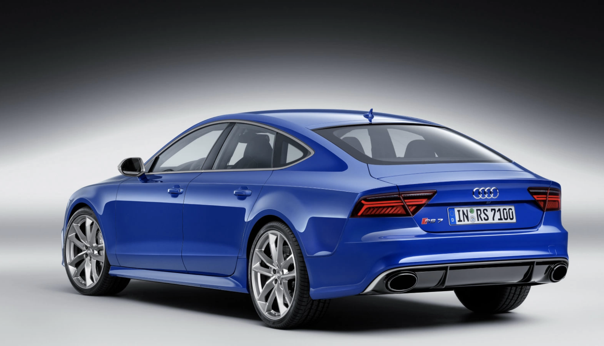 奥迪rs7超长行驶,600匹马力在身穿插自由!