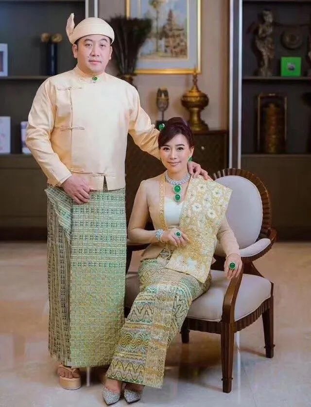 缅甸皇室土豪又来炫富了!满绿蛋面堪比鸡蛋,几套别房子戴身上!