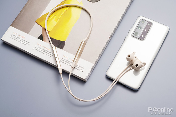 而华为在不久前刚发布的新一代颈戴式无线耳机——华为freelace pro