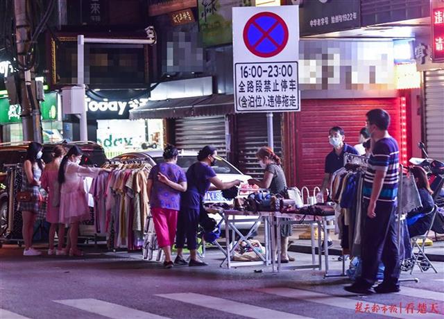 武昌大成路夜市半边热闹半边宁静