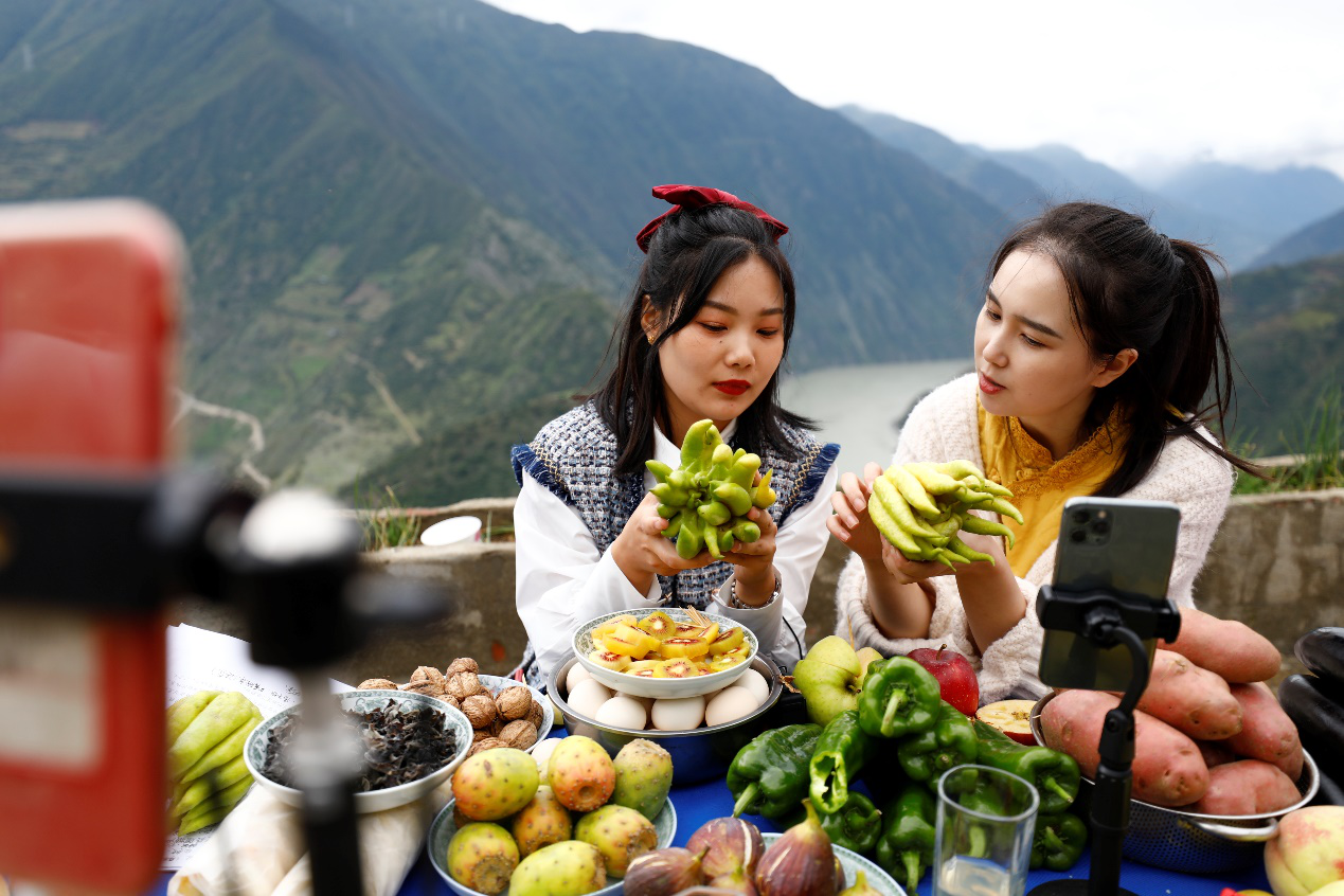 "丰收助农两相悦 品味美食赏山川"直播推介泸定特色农特产品