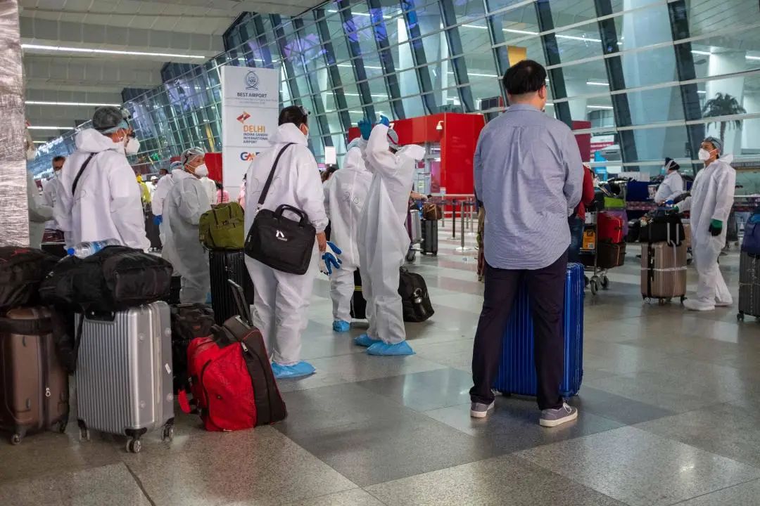 中国乘客在印度机场的候机大厅／冯迪