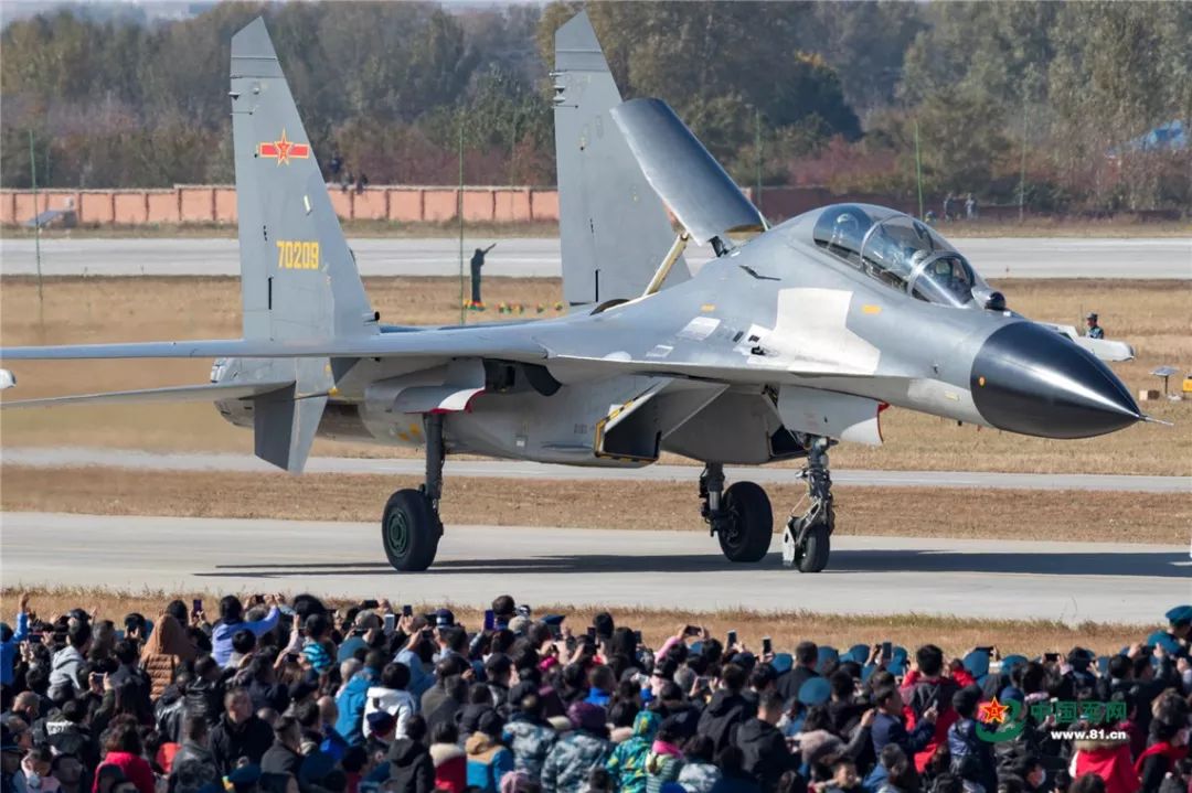 中国苏-27系战斗机如何区分?歼-11A/B、歼-15、苏30又有什么区别?_凤凰网军事_凤凰网