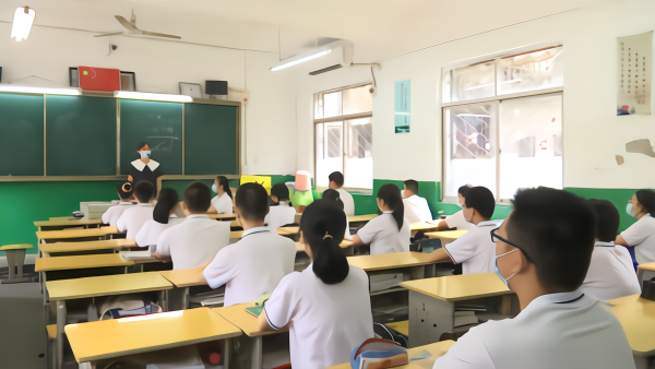 荆州3万名初二学生复学，有学校送餐至教室