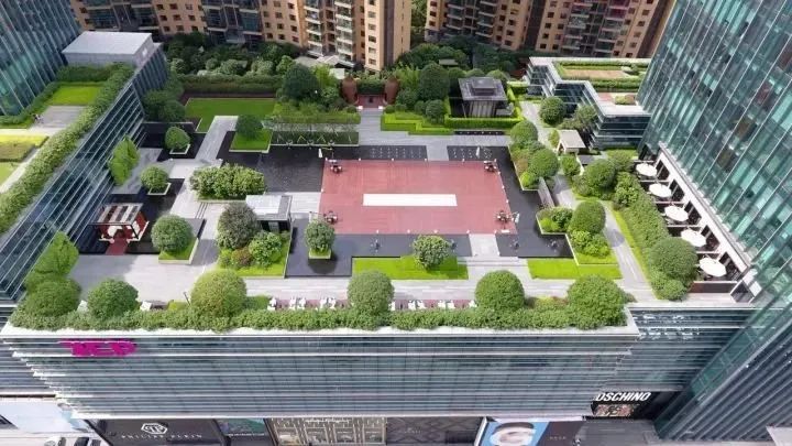 作为建筑的"第五立面,屋顶空间的利用和开拓的可能性是无穷的.