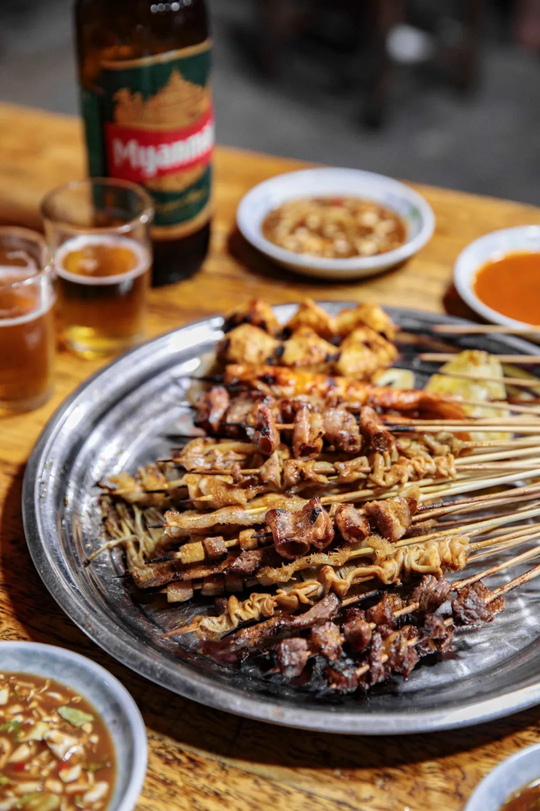 一杯缅马下肚,尽情享受着唇齿与食物的亲密接触,这一刻,大家都是烧烤