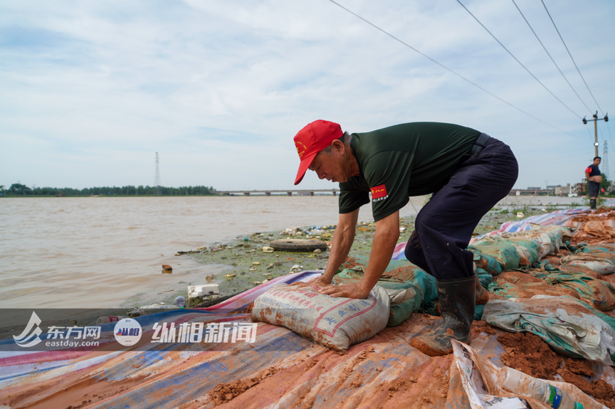 直击江西鄱阳昌江圩堤：仍在上涨的水位，拼命守护的家园