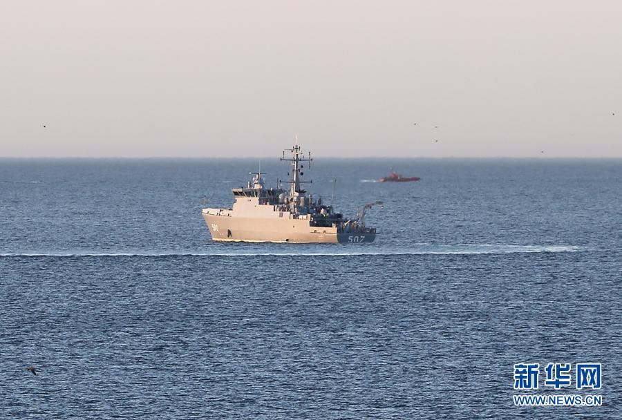  12月16日，阿尔及利亚军舰在阿尔及尔以西约50公里处的坠机海域展开搜索。阿尔及利亚国防部16日发表声明说，阿海军一架直升机当天坠毁，3名机组人员遇难。新华社发