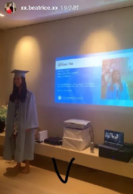 只见穿上学士服的何倩珩非常有模有样,虽然是家庭小