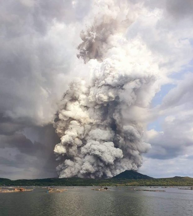 马尼拉的颤栗菲律宾塔尔火山喷发引发罕见火山闪电