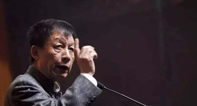 在校长刘道玉离职后,易中天的日子更是难过.