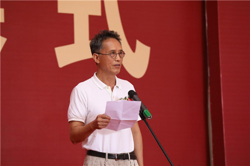 教授,原副院长,清华大学艺术博物馆学术委员会主任卢新华在展览开幕式