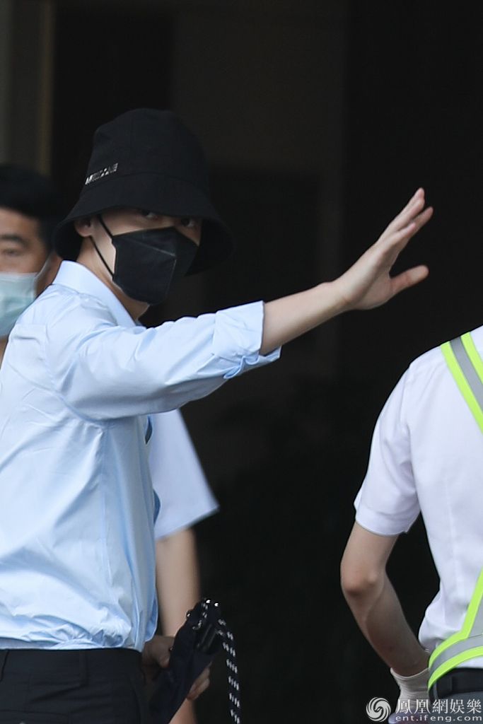 李易峰穿蓝色衬衫化身帅气李检察官 对粉丝挥手告别hin暖心