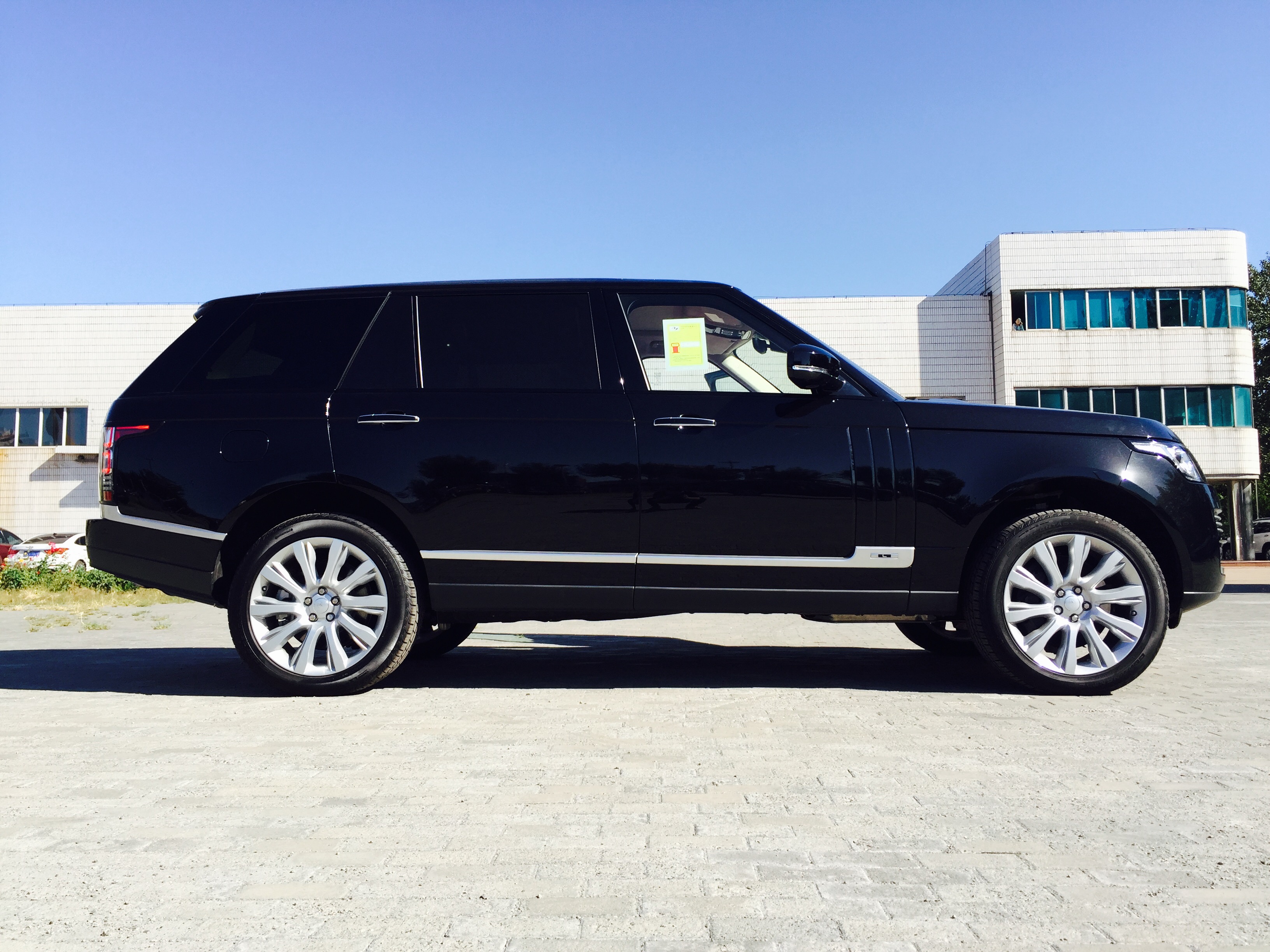 好像很难定义,既不是路虎发现4的刚正不屈,当然也不是宝马x6的超美