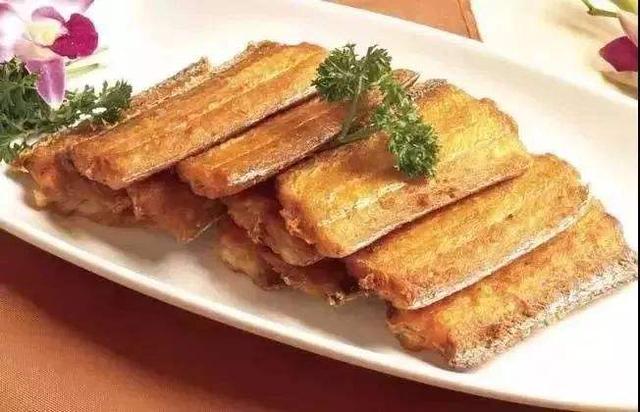 干炸带鱼这样做鱼段金黄,酥脆鲜香,味道鲜香可口,酥脆诱人