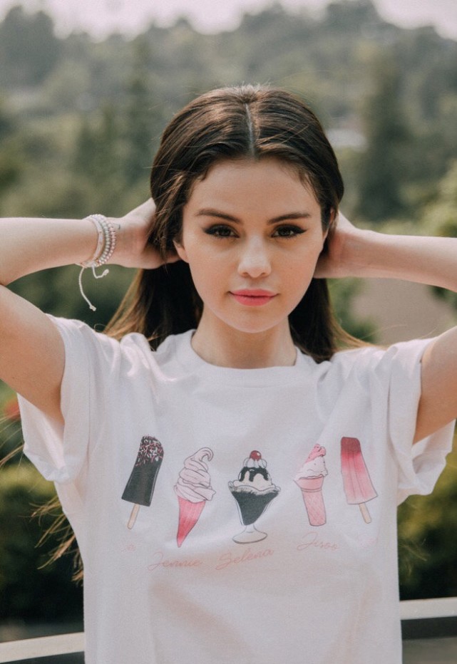 傻脸娜瘦身成功,身穿白色t恤造型简约,身材美貌再度恢复巅峰