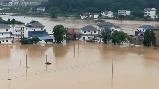 江西九江山洪暴发，航拍被淹村庄