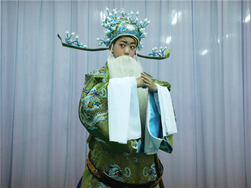 5月31日,小梅花京剧社团的孩子在表演京剧《甘露寺》选段.