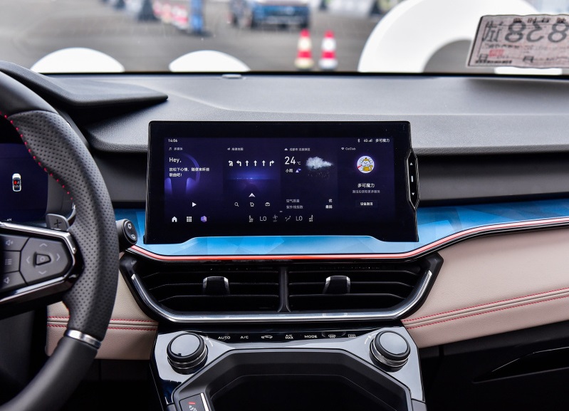 1.5T爆发177马力，油耗只需6.6L！领克06香不香？