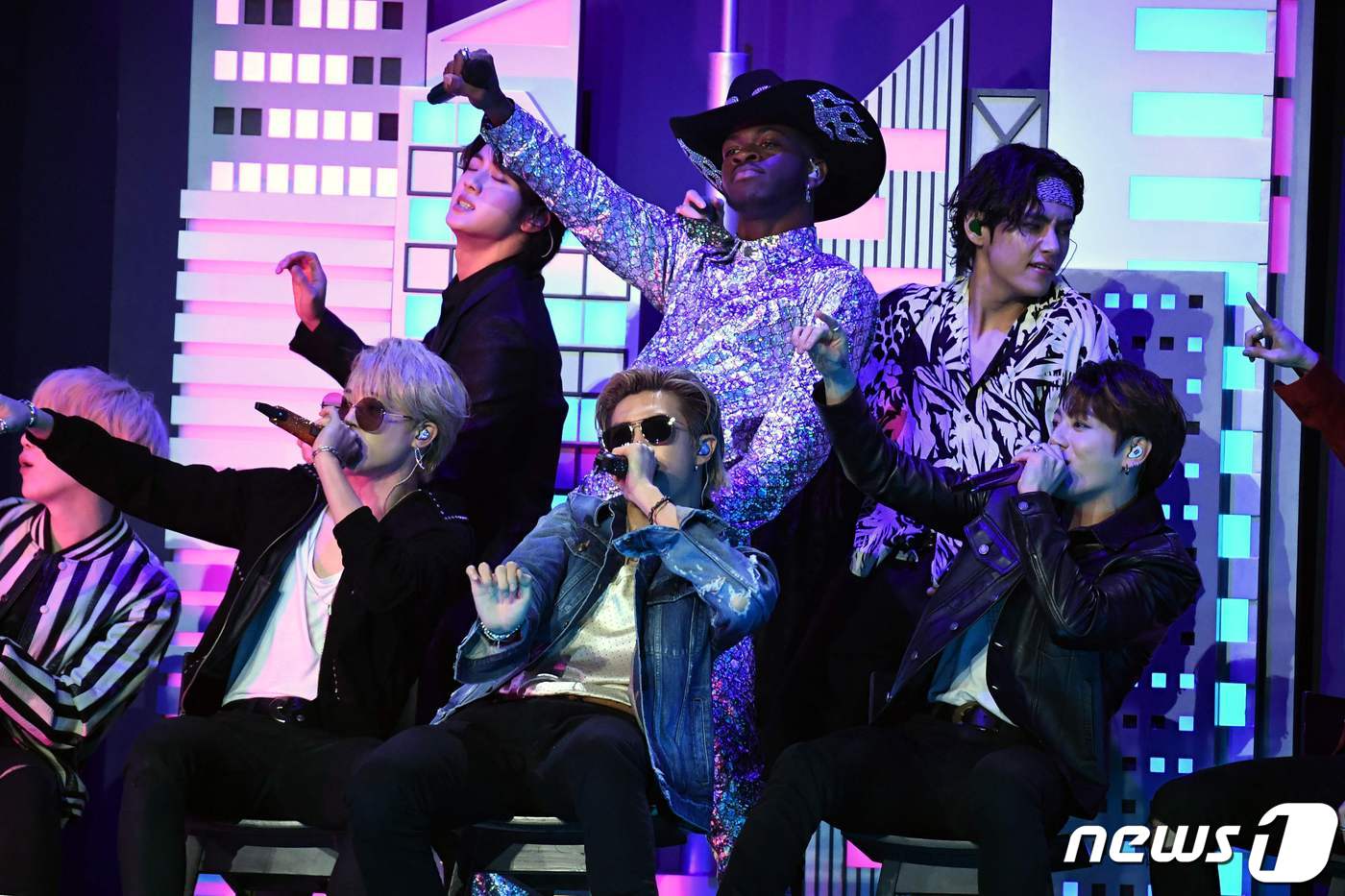 防弹少年团格莱美舞台首秀oldtownroad合作舞台燃爆全场