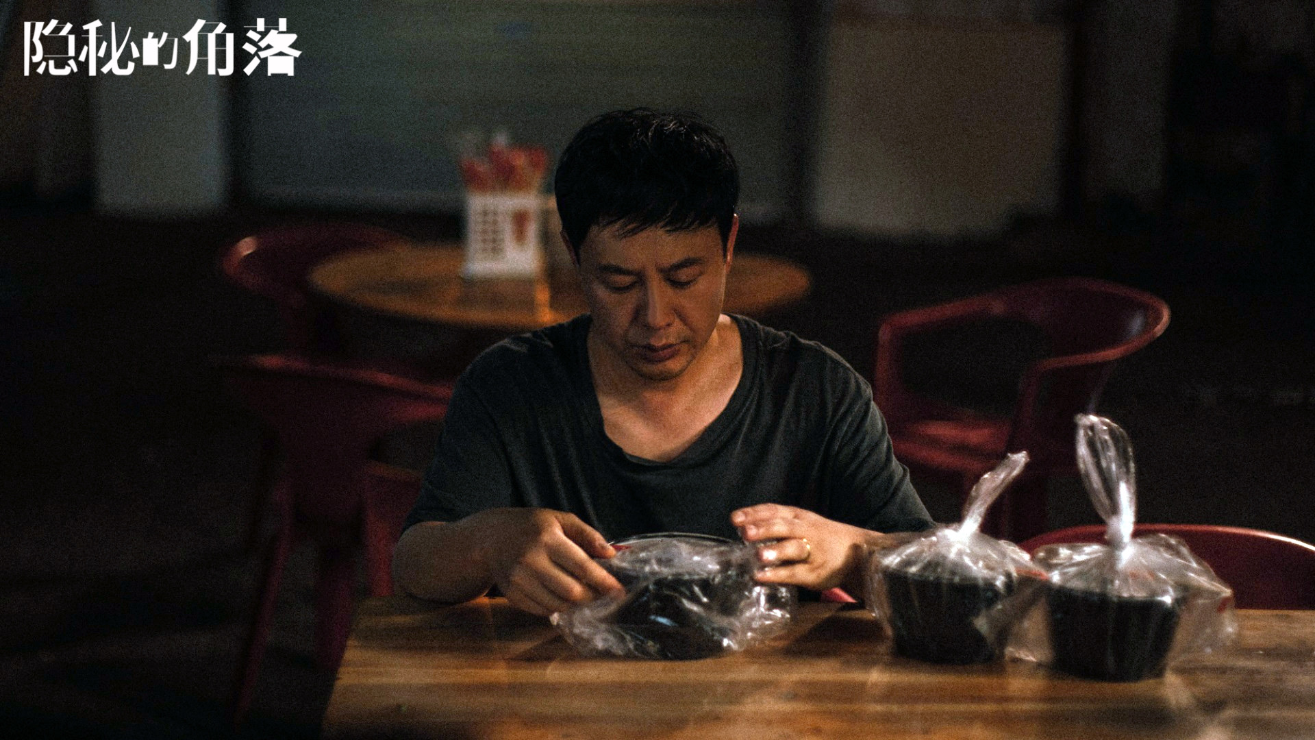 张颂文隐秘的角落被赞教科书式演技情绪表达打动观众