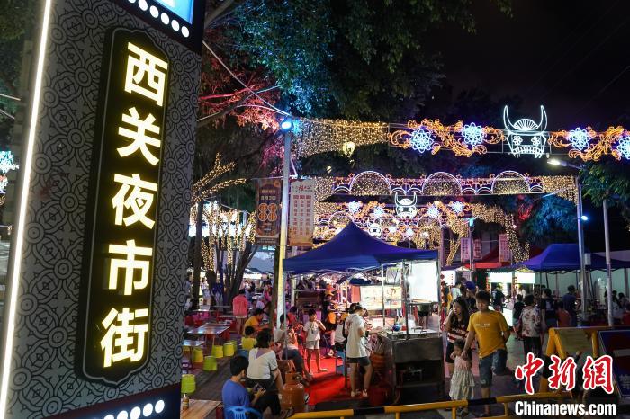 陈冠言 摄 8月13日晚,广西南宁西关夜市街人流如织,不少市民前来品尝