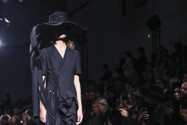 Yohji Yamamoto 春夏 山本耀司的黑色诗意想象 凤凰网