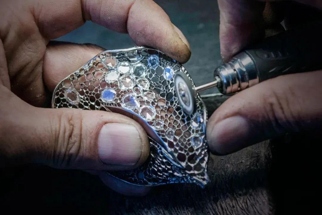 看着这些高级珠宝上的蝴蝶我就知道我的少女心还在