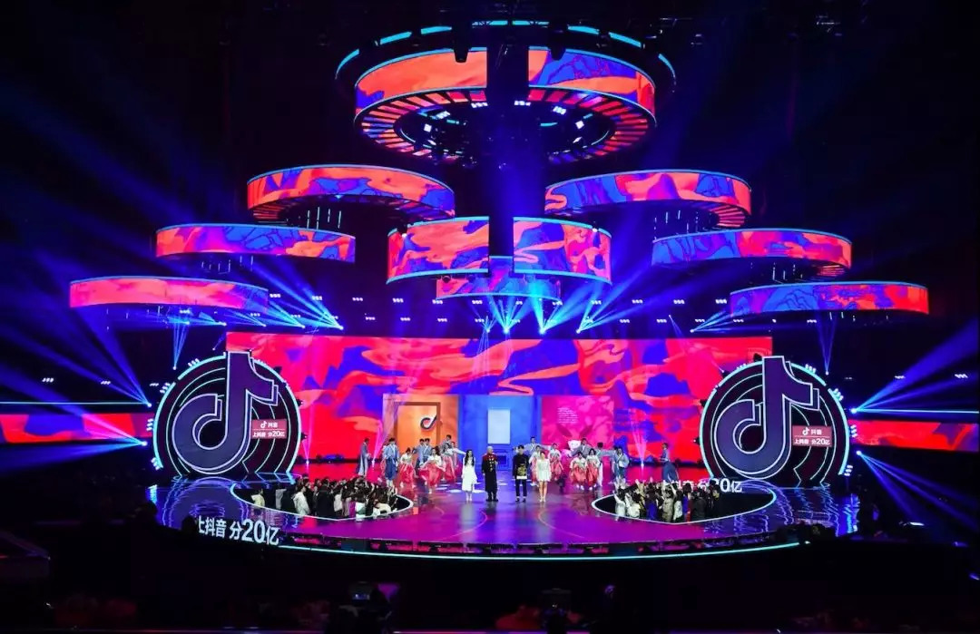 卫视春晚江湖:20台晚会轰炸荧屏,抖音快手的年终战事