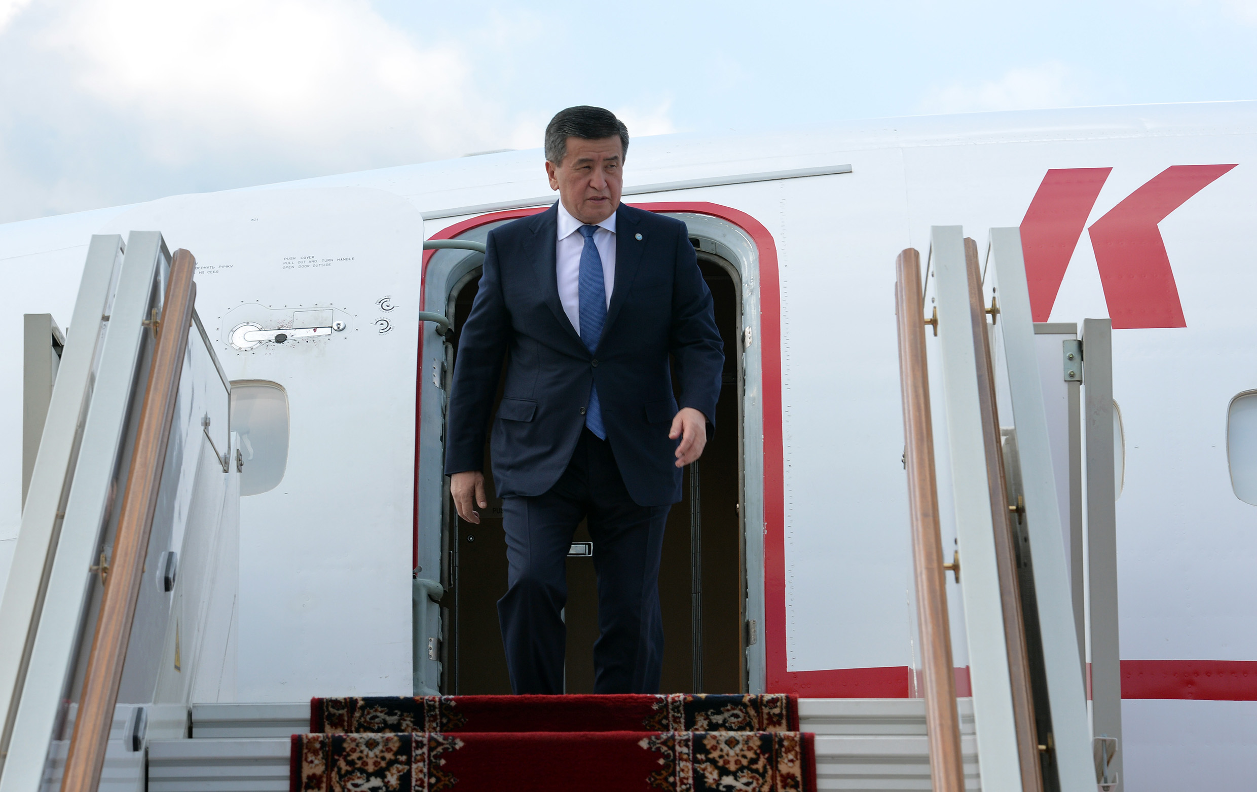 吉尔吉斯斯坦总统热恩别科夫抵达俄罗斯首都莫斯科(网络新闻图片)