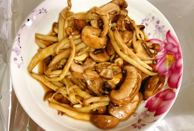 大叔家的家常菜锡纸烤蘑菇香嫩多汁简单易做家人爱吃