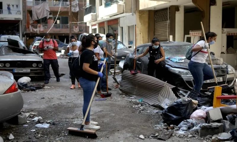 （图说：爆炸后，志愿者在打扫马尔·米哈埃街区。图/AFP）